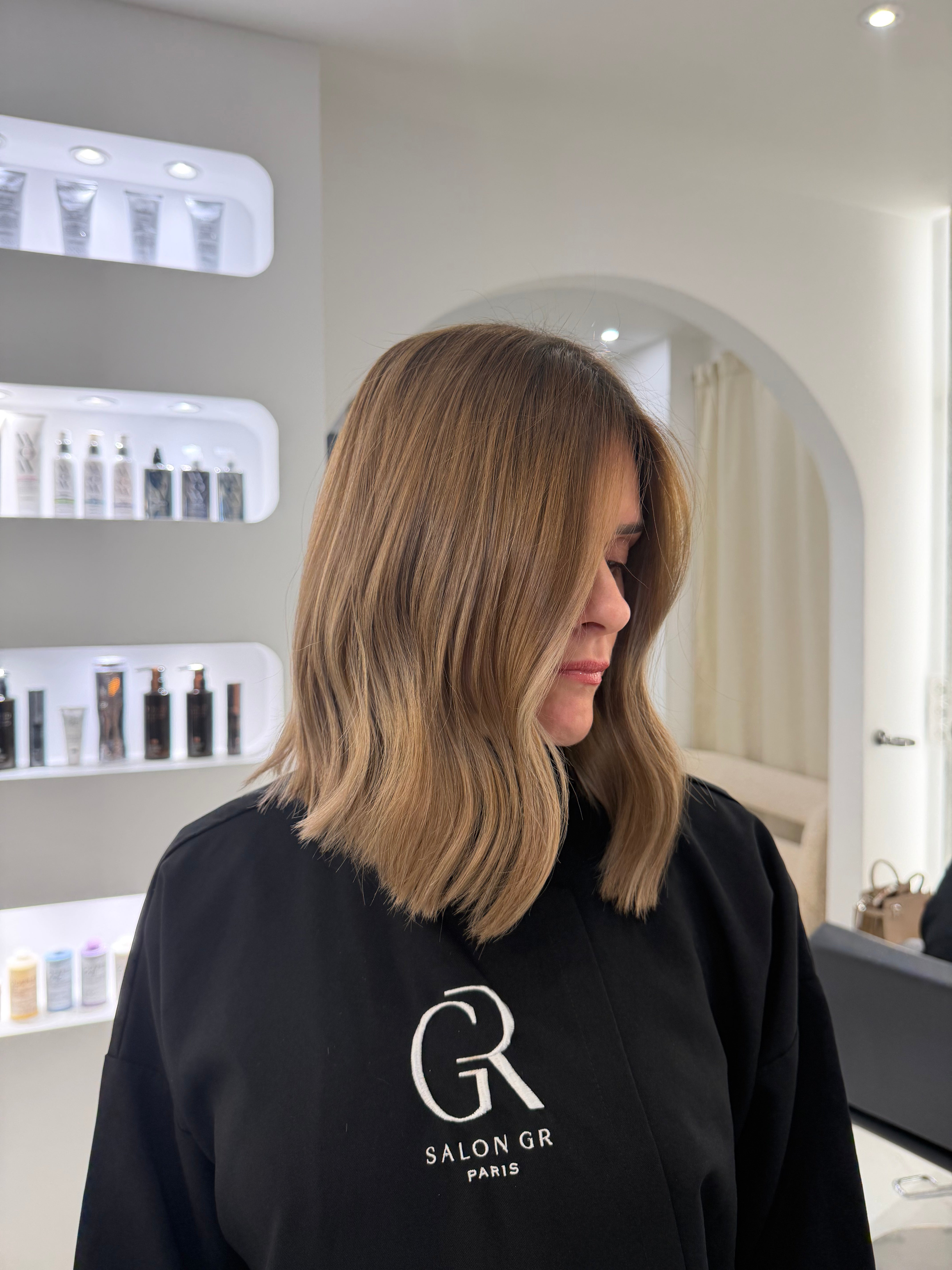 Cheveux qui graissent vite ? Les solutions efficaces